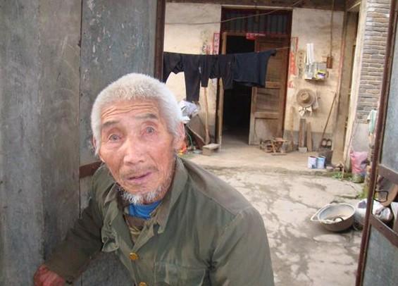 李振合老人年老体弱,不能站的时间太长。