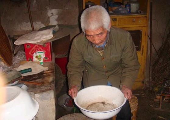 李振合老人准备去接水