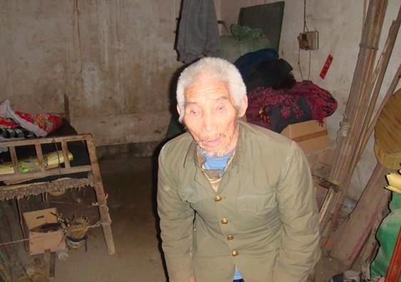 李振合老人身体虚弱,只能在屋内来回走走。