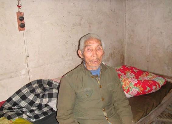 李振合老人简陋的住所,只有一床被子。
