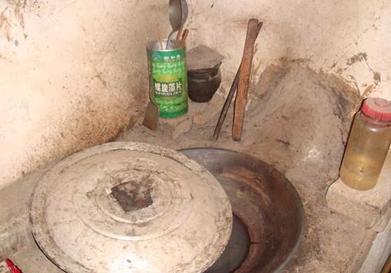 李振合老人不常做饭,锅台上落了厚厚的一层灰。