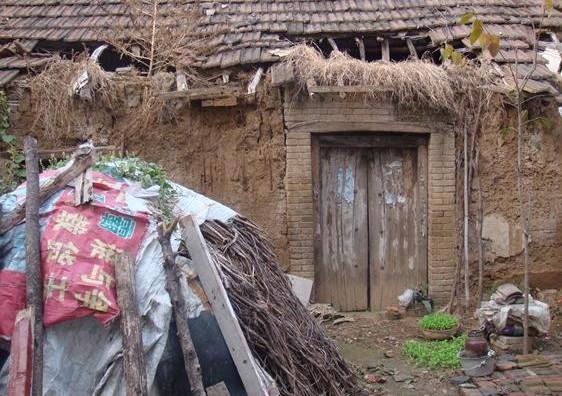 李振合老人原来的住房已经倒塌,只能住在死去的弟弟房子里