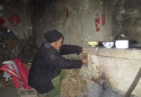 一贫如洗的家,做饭对老人来说是很困难,经常是没有米面下锅