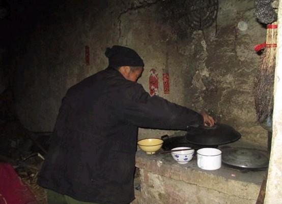 老人的午饭只是面糊馒头,没有菜