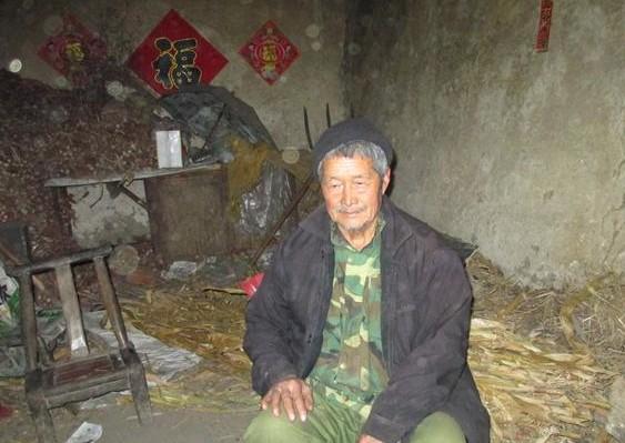 外边寒冷,老人有时一整天的坐着,他没力气出去