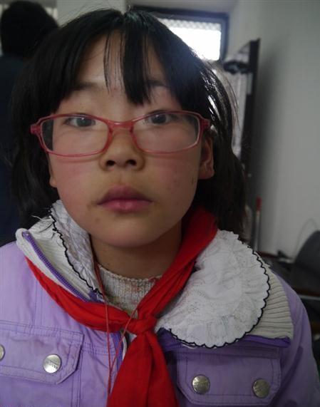 余楠平时爱看书,由于平时没有注意看书的姿势,很么小就导致了高度近视,需要去医院矫正,目前家里情况没有这个经济条件。