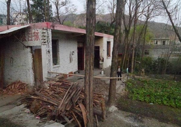 父亲辛苦打工盖了这几间房子,现在看起来也很陈旧了,房顶当时用料太少,雨天屋内四周渗水。