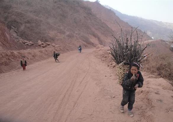 路上见闻,大凉山像这样的孩子随处可见