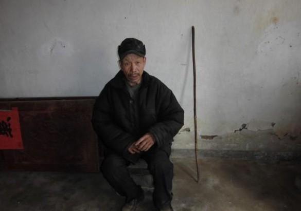 程远贵有病站不住,就赶紧坐了下来休息。