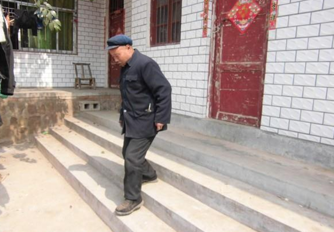 老人患风湿性关节炎多年,每走一步都疼痛难忍。