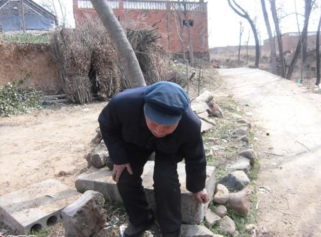 老人因双腿疼的很,站不了一会就要坐下来休息。