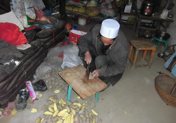 老人精神正常的时候还能干点力所能及的家务活。