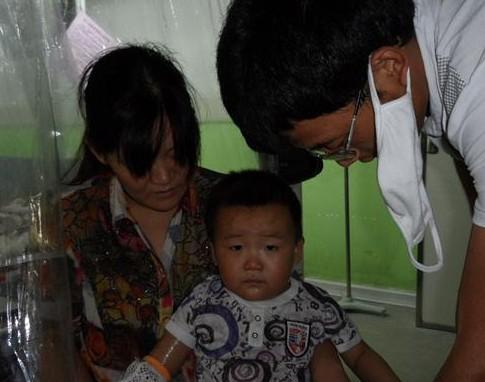 看着小睿喜痛苦的表情,父母心里很不是滋味