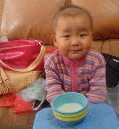 小睿喜在出租屋内,头发掉的都差不多了吧