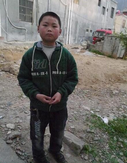 张志兵在读小学五年级,父亲患精神病,母亲眼盲,一家六口人靠一个缀学外出打工哥哥维持