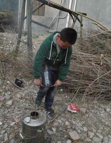 张志兵虽说是个山区的孩子,但很懂事,放学回来家务都是抢着做