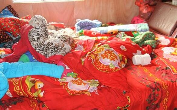 每当夜晚,杨彤就会和母亲就挤在这张床上照顾自己的母亲