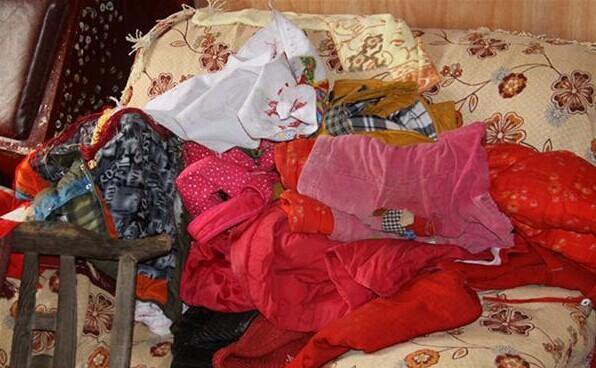 受助人已经很久没穿过新衣服了,现在的衣物都是邻居赠送的