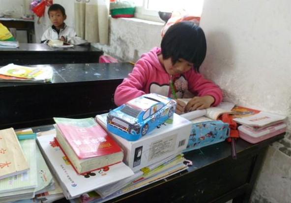 余晶正在认真地做课堂作业,她每次都先完成作业再出去玩。