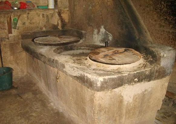 灶台是爷爷过去亲手盘修的,家里还一直在使用