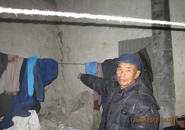 范太祥老人告诉我们说,本来不结的实墙体已经裂缝了。