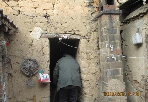 老人的住房是土坯做的,低矮昏暗,门很狭窄,仅一人能过。