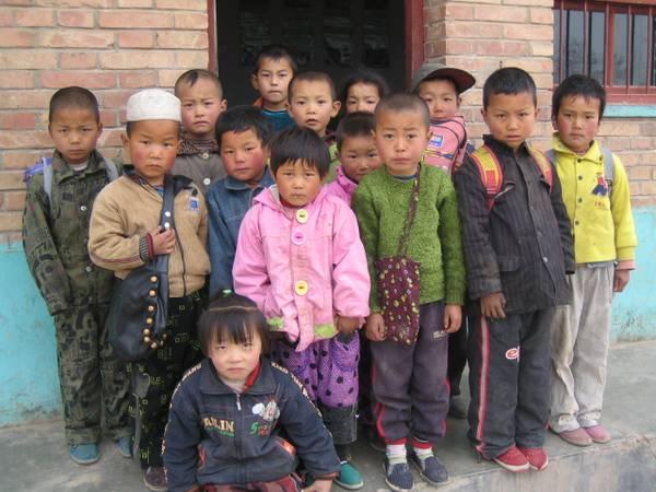 他们的书包是妈妈手缝小布袋,他们的小本子正反面都写满了字,他们的小笔头短的拿不住了,他们裹上纸增加长度继续使用,有的梦想很大又很小。