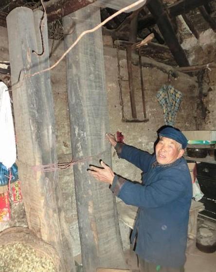 张付祥老人告诉我们屋子里放的这两根大木头就是提前给自己预备的棺材板
