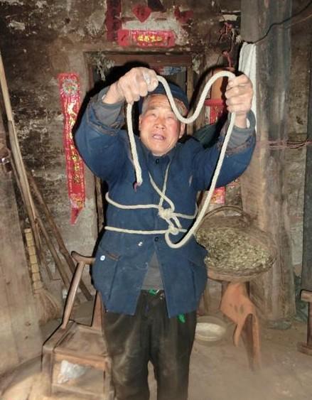 老人自己把自己用绳子帮着告诉我们平时自己爬树去摘辛夷是冒着危险的,栓跟绳子和树绑着就安全多了