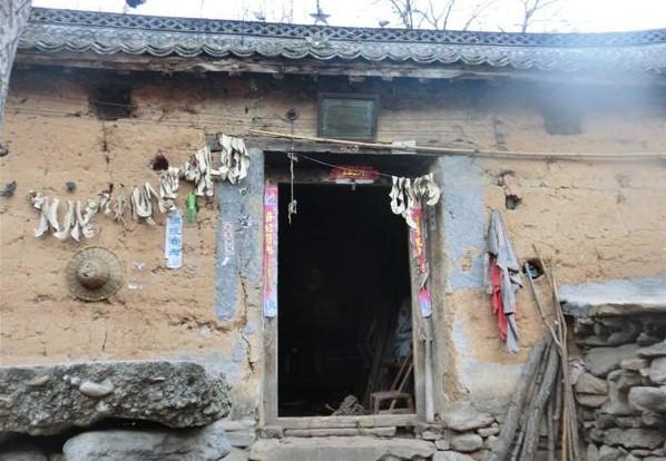 张付祥老人居住的三间土胚砖瓦房的外景照