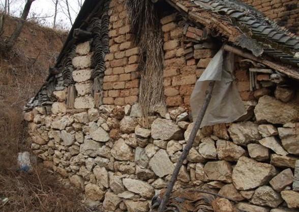 邢乃庆老人住的是一间用石头块儿搭建起来的一小间柴瓦房。