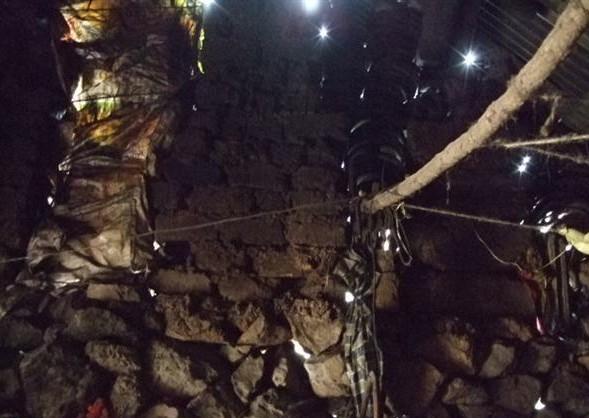 墙壁上布满了大大小小的窟窿,四面通风。