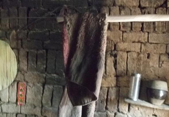 老人使用的毛巾漆黑油腻,很久没有洗过