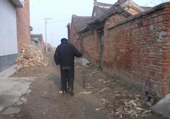 我们去老人家的时候,老人带路
