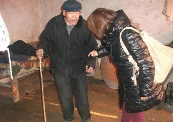 老人在讲述自己的病况