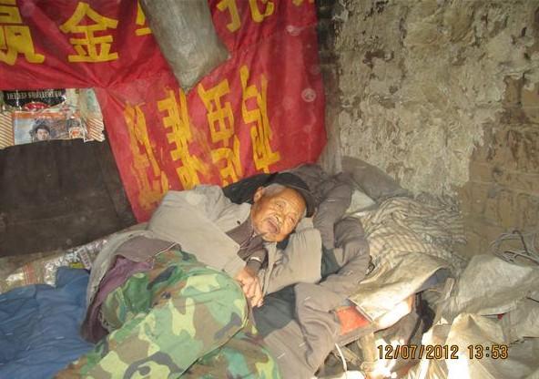 李文兴老人体弱多病,常常躺在床上。