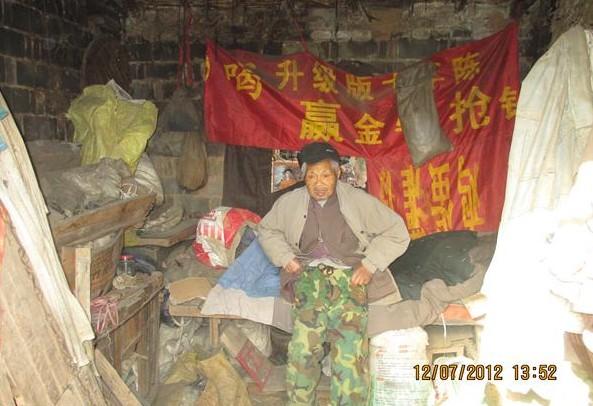 李文兴老人的家,简直是破烂不堪,一辈子就生活在这里。