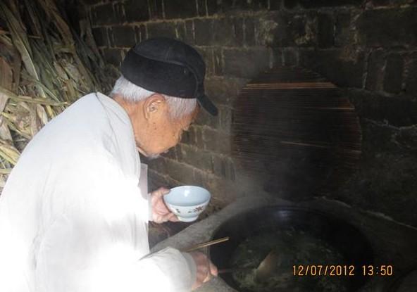 邻居为李文兴老人做的饭,够吃一天的。