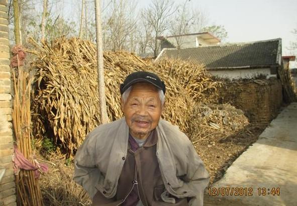 走的时候,老人跟着走了很远。