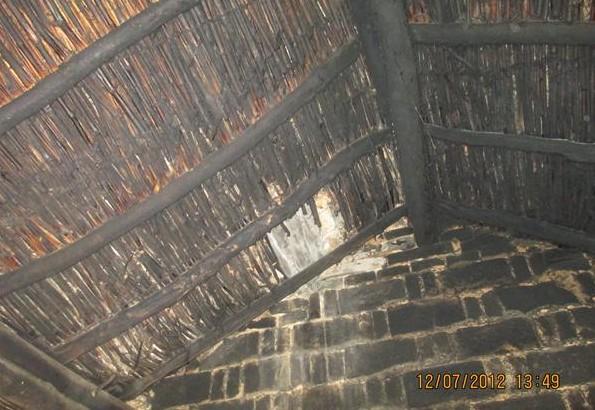 老人的屋顶已破烂漏水