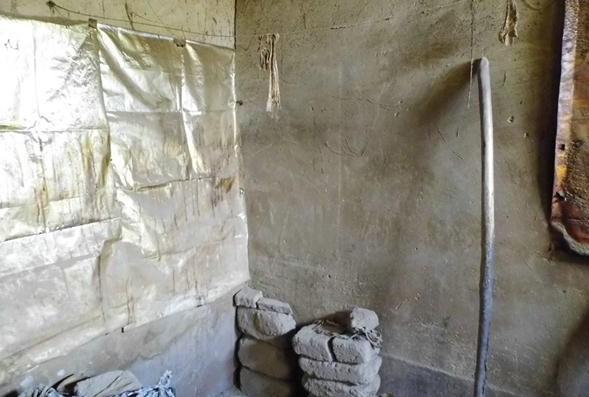 老人家中贫困,房间很是狭小