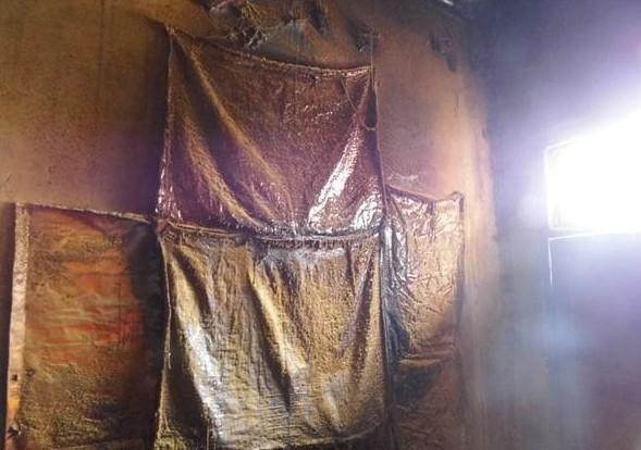 老人家中贫困,墙面破败不堪