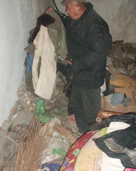 赵文山老人告诉社工这些衣服都是好心人给的