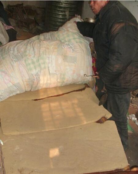 赵文山老人的床铺铺着海棉片,这个海绵片还是好心人给老人的。