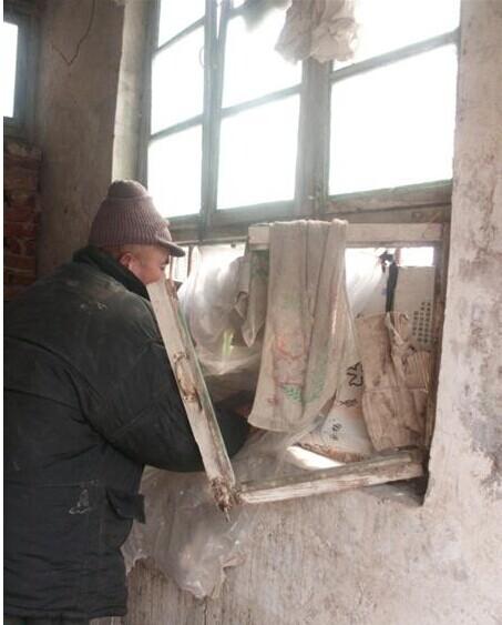 赵文山老人家的窗户烂的不能再补了