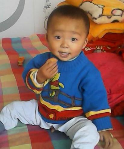 可爱的宇浩在吃饼干。