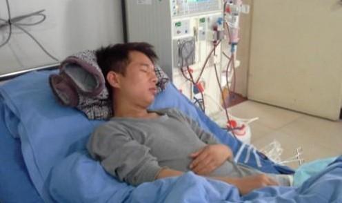 汪瑞科在医院做透析