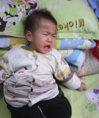 宝宝目前的状态就是哭、闹,她只能用这种方式来表达自己的情绪。