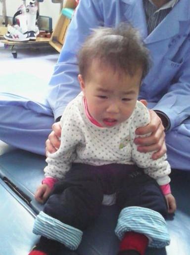 医生在给宝宝做康复治疗,医生说,宝宝康复的希望还是很大的,这让家人有了些许安慰。