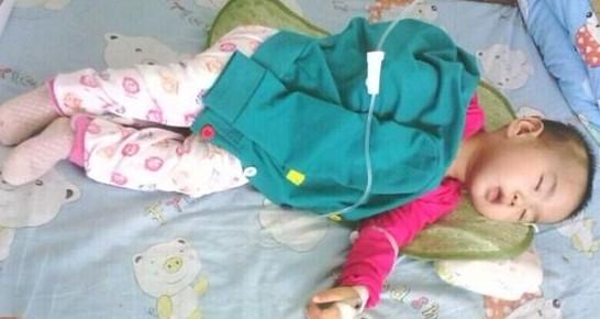 宝宝康复期间病毒感染,持续发烧命悬一线,孩子好不容易睡着了,她就像天使一样安静,让在旁的母亲更加下定决定,一定要治好孩子。